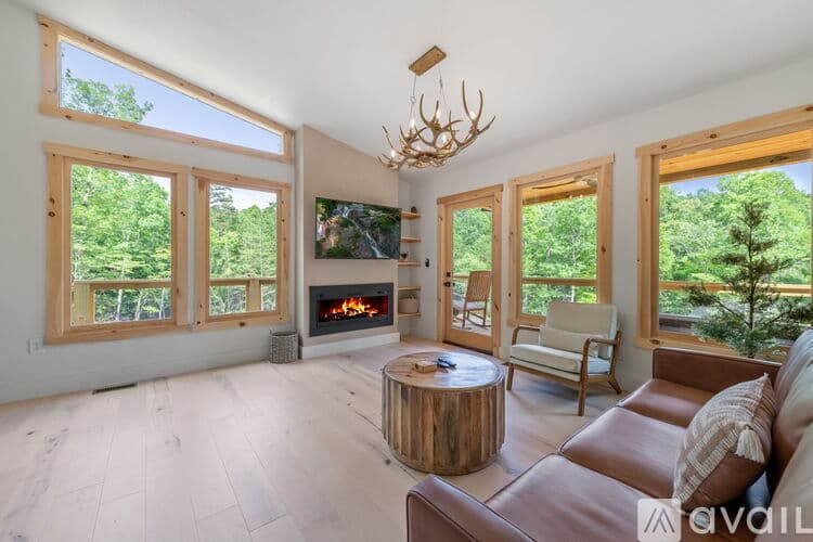 Morganton House: 52 Antler Creek Road