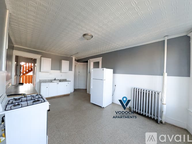 Holyoke Apartment: 214 Pine St