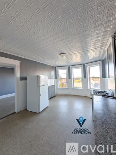 Holyoke Apartment: 214 Pine St