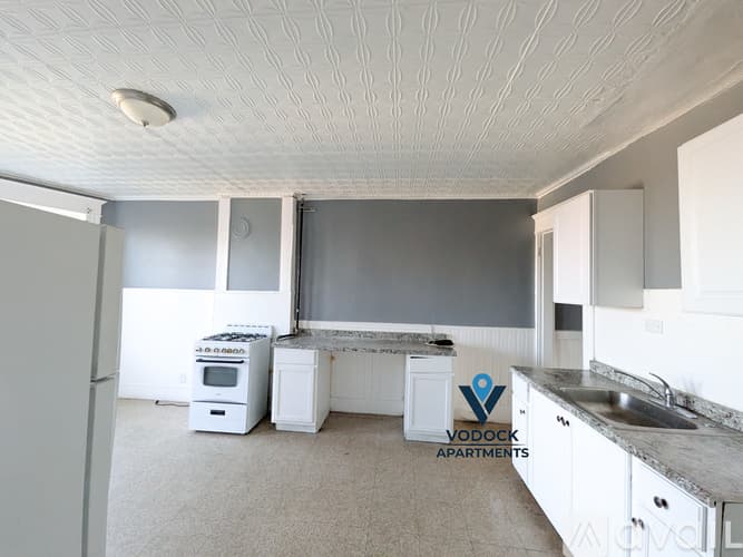 Holyoke Apartment: 214 Pine St