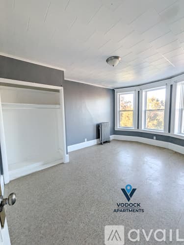 Holyoke Apartment: 214 Pine St