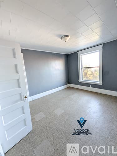 Holyoke Apartment: 214 Pine St