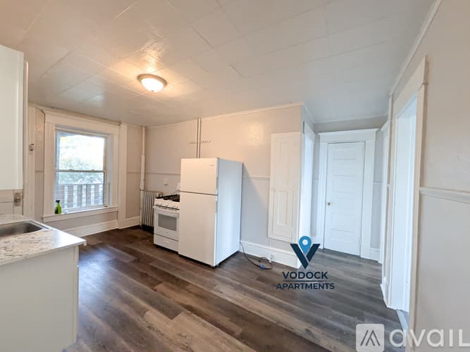 Holyoke Apartment: 214 Pine St