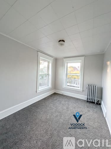Holyoke Apartment: 214 Pine St
