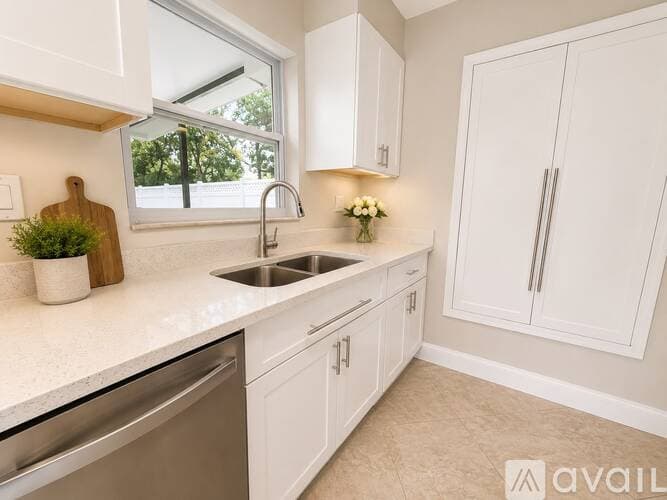 Riverview House: 13326 Laraway Dr