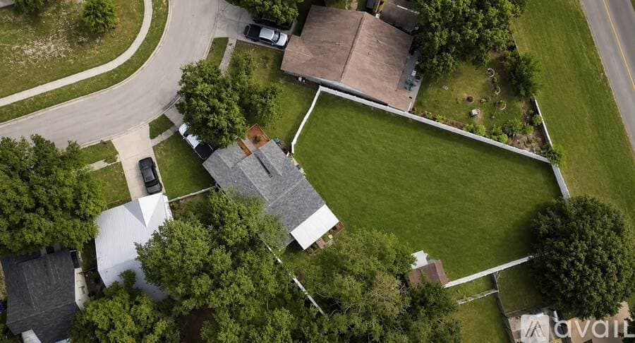 Riverview House: 13326 Laraway Dr