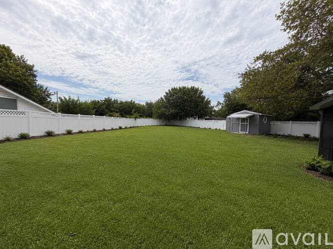 Riverview House: 13326 Laraway Dr