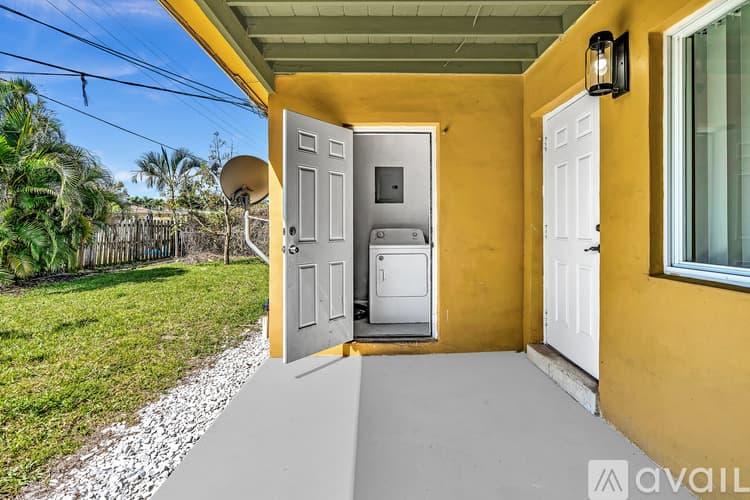 Boynton Beach Townhome: 188 Southeast 27th Way