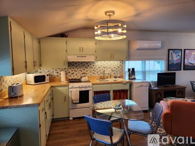 Middletown Apartment: 130 Reservoir Road