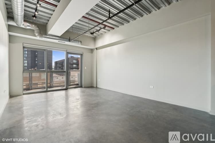 Chicago Apartment: 1255 N Milwaukee Ave