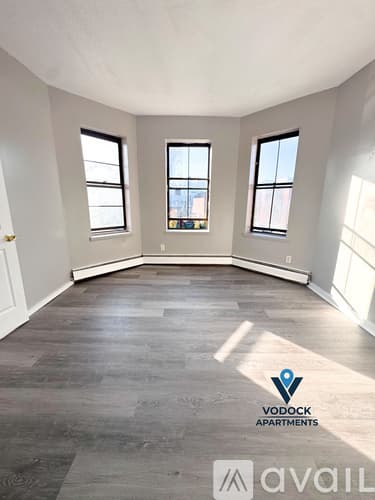 Hartford Apartment: 52 Maple Ave