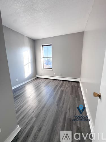 Hartford Apartment: 52 Maple Ave