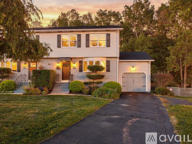 Southington Townhome: 62 Longo Drive