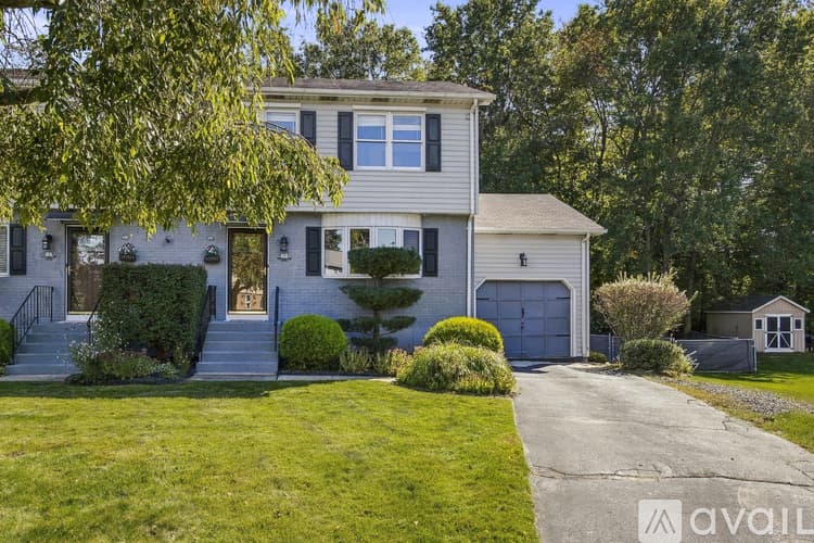 Southington Townhome: 62 Longo Drive