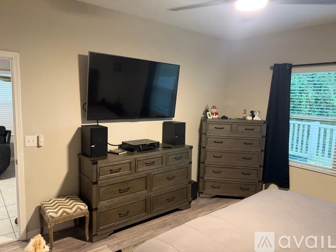 Hudson House: 14067 Weddington Terrace