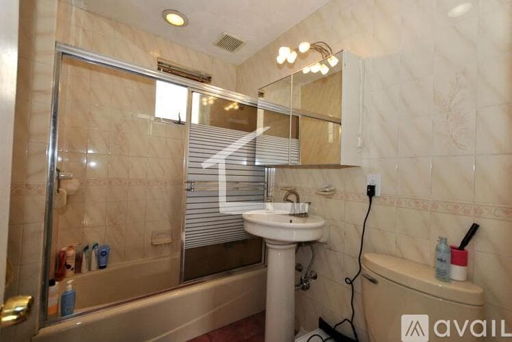 Brookline Apartment: 215 St Paul St