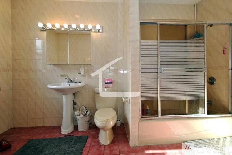 Brookline Apartment: 215 St Paul St