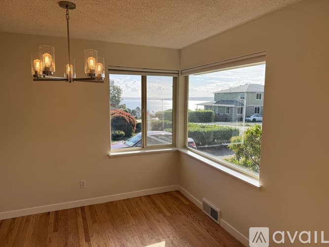 Seattle House: 10702 39th Avenue Southwest