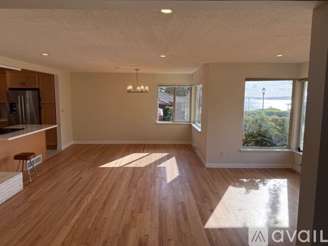 Seattle House: 10702 39th Avenue Southwest