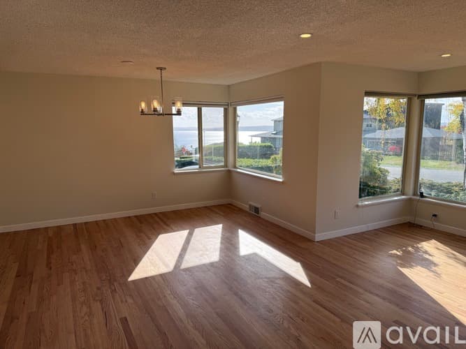 Seattle House: 10702 39th Avenue Southwest