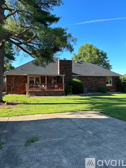 Nixa House: 704 W Briarwood Ln