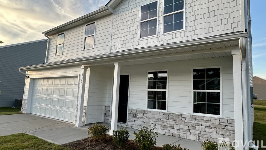 Jackson House: 239 Golden Raintree Dr