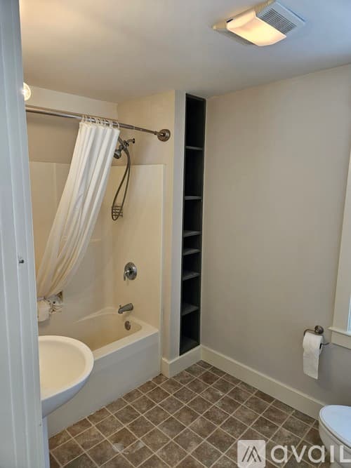 Stratham Apartment: 201 Portsmouth Ave