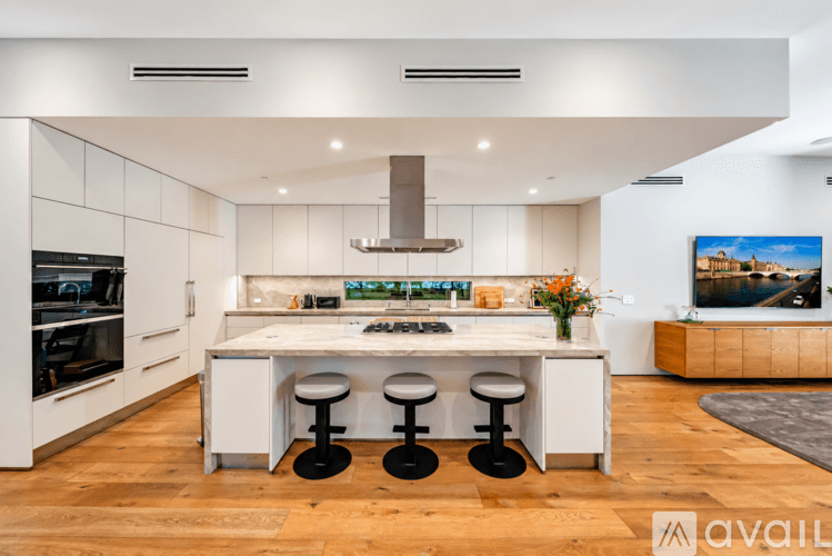 Los Angeles House: 527 N Harper Ave