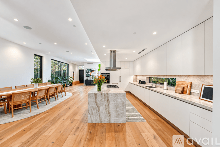 Los Angeles House: 527 N Harper Ave