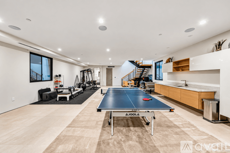 Los Angeles House: 527 N Harper Ave