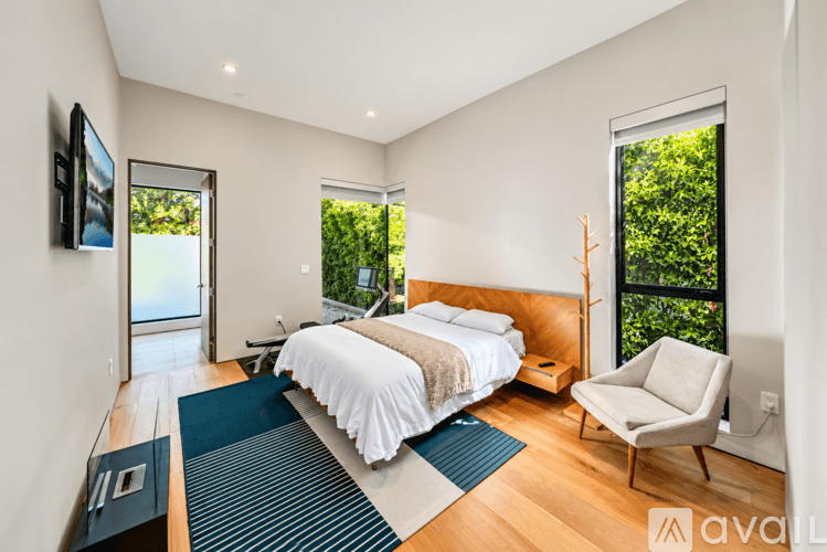Los Angeles House: 527 N Harper Ave