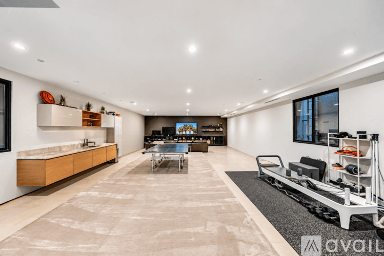 Los Angeles House: 527 N Harper Ave