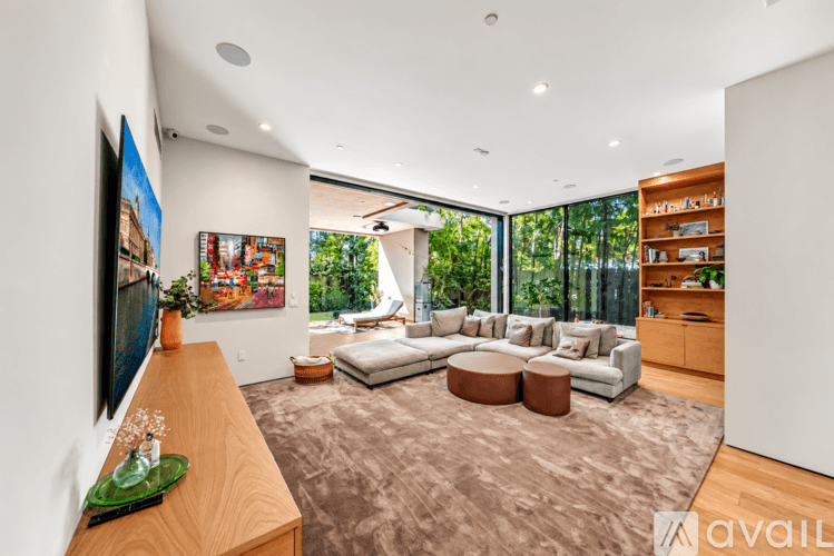 Los Angeles House: 527 N Harper Ave