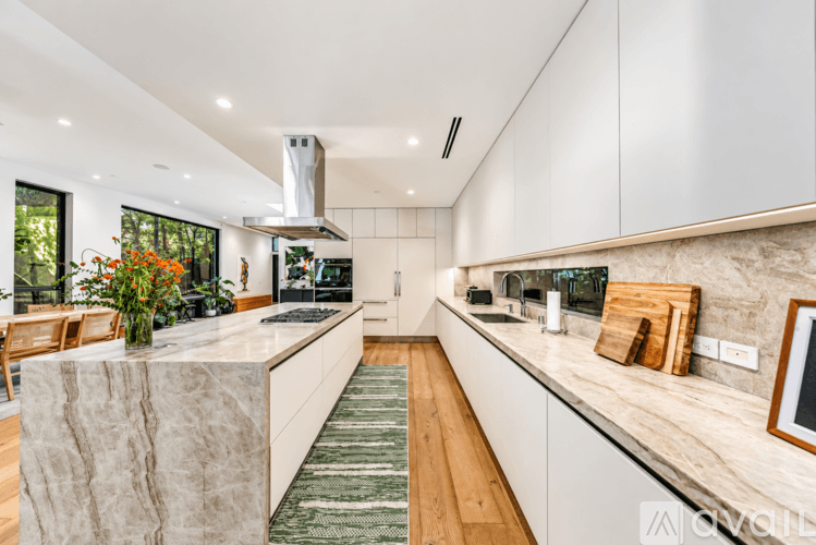 Los Angeles House: 527 N Harper Ave
