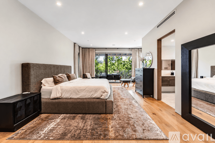 Los Angeles House: 527 N Harper Ave