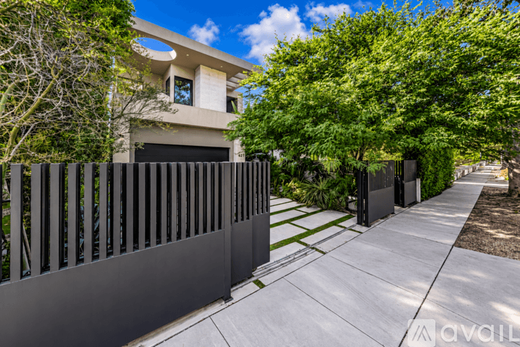 Los Angeles House: 527 N Harper Ave