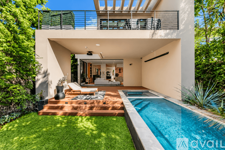 Los Angeles House: 527 N Harper Ave