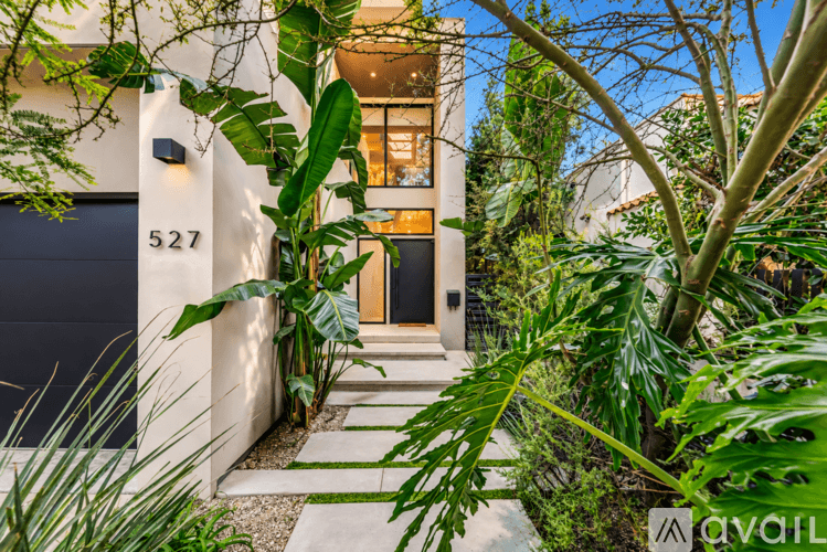 Los Angeles House: 527 N Harper Ave