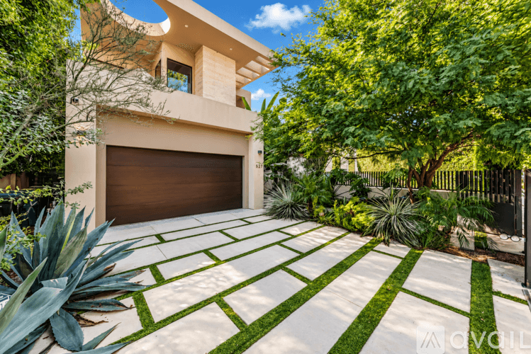 Los Angeles House: 527 N Harper Ave