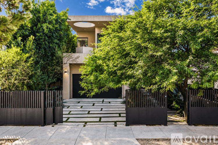 Los Angeles House: 527 N Harper Ave