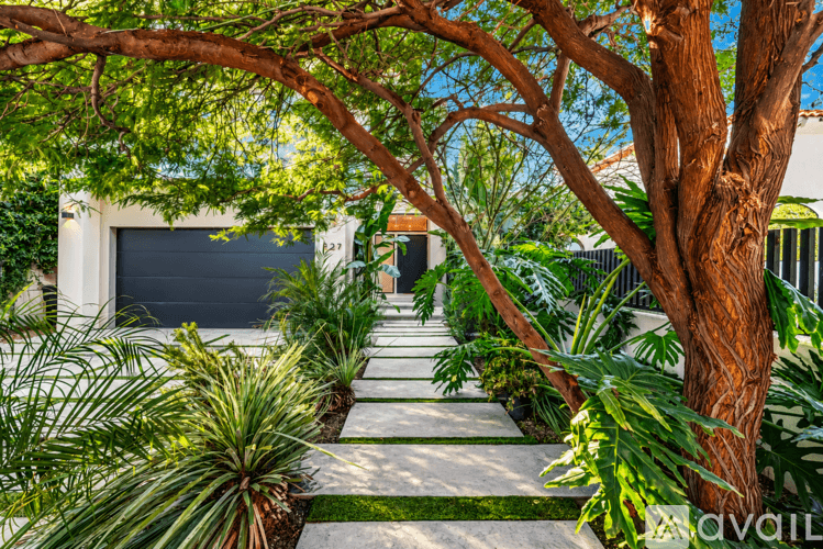 Los Angeles House: 527 N Harper Ave