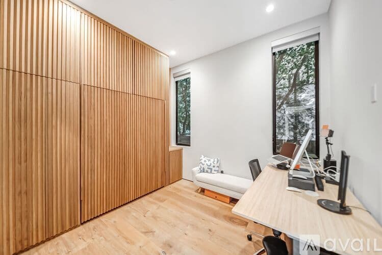 Los Angeles House: 527 N Harper Ave