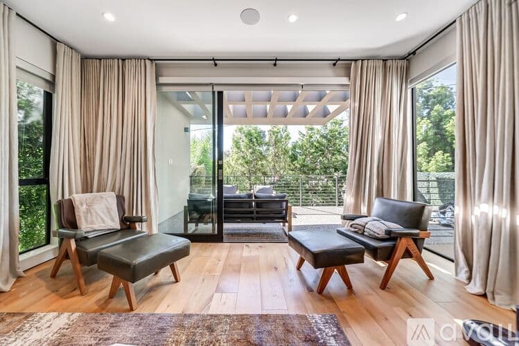 Los Angeles House: 527 N Harper Ave