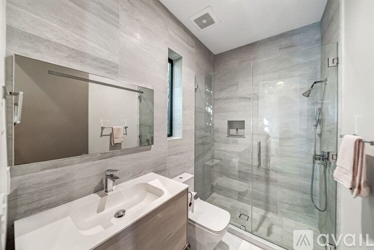 Los Angeles House: 527 N Harper Ave