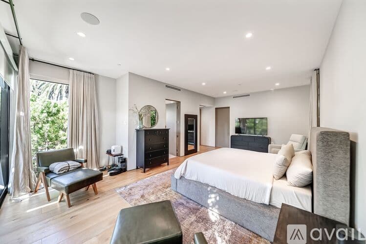 Los Angeles House: 527 N Harper Ave