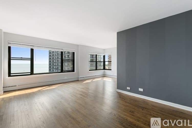 Chicago Apartment: 5858 N Sheridan Rd