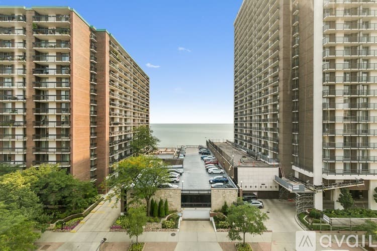 Chicago Apartment: 5858 N Sheridan Rd