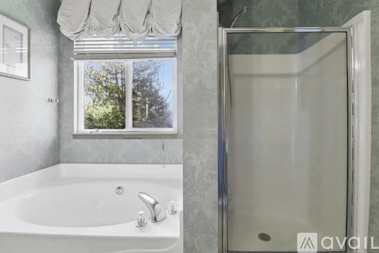 Kent House: 24325 119th Ave SE