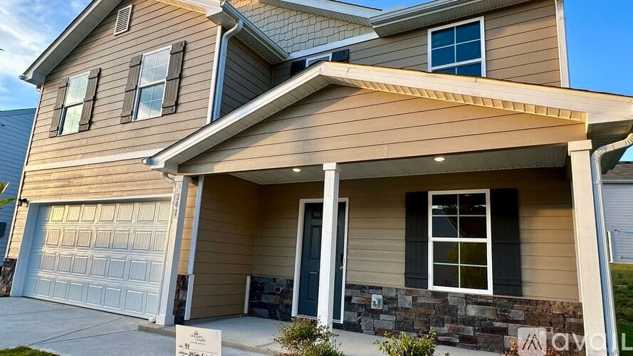 Jackson House: 241 Golden Raintree Dr