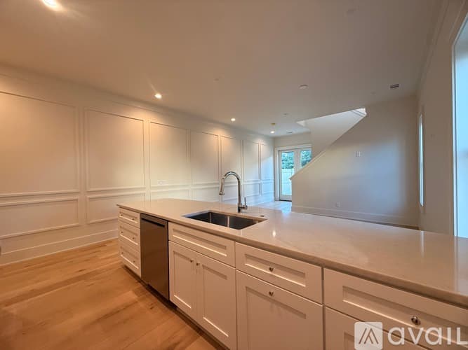 Savannah Townhome: 13 W 45th St